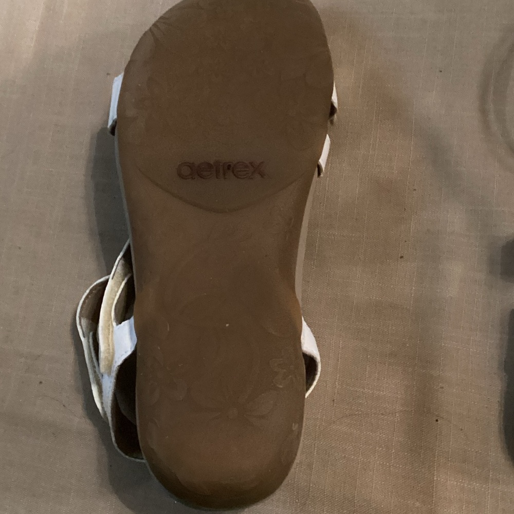 EUC Aetrex White and Tan Sandals - Picture 3 of 6